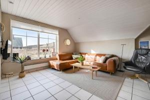Thatched house with spa and pool by the sea - SJ67