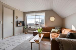 Thatched house with spa and pool by the sea - SJ67