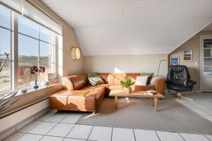 Thatched house with spa and pool by the sea - SJ67