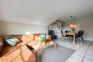 Thatched house with spa and pool by the sea - SJ67