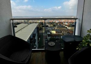 Skyline-View Flats Brentwood - King Room - Parking - Fast WiFi - Contractors - Short Stays
