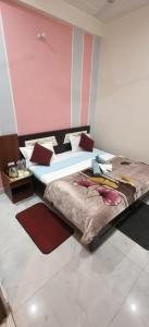 Front of Ram Mandir VIP Gate "Rudra prabha Inn" 73556-91108