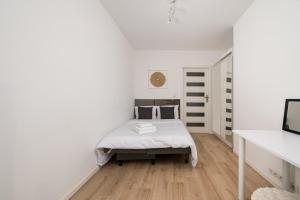 Rondo Wiatraczna Harmony Apartment by BookingHost