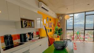 Designer Studio w Rooftop Pool and Views