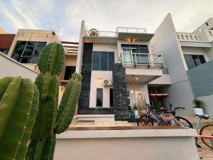 Entire Villa, Ferry Terminal Pickup & Breakfast
