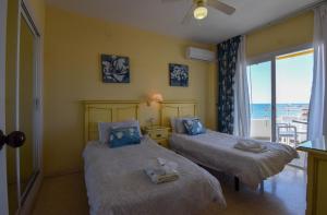 Ref 286 Apartamento en primera línea de playa con vistas al mar piscina y preciosa terraza soleada