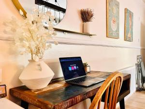 Vibrant City Escape: 1-Gig Fibre & Cosy Modern