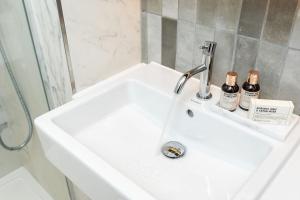 Modern Kings Cross 2BR, Steps to Coal Drops Yard, 10 min walk to Train Station