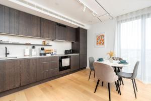 Modern Kings Cross 2BR, Steps to Coal Drops Yard, 10 min walk to Train Station