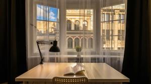 Historic 1914 Old Town Apartment with Bay Windows - Valnu Street