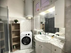 Beautiful spacious air conditioned apartment - center