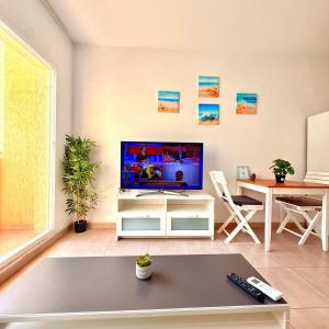 Benalbeach Apartment with Sea & Garden View