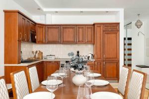 Klimatyzowany Apartament z 2 Sypialniami Balkonem i Parkingiem by Noclegi Renters