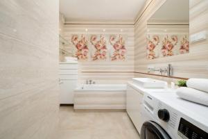 Klimatyzowany Apartament z 2 Sypialniami Balkonem i Parkingiem by Noclegi Renters