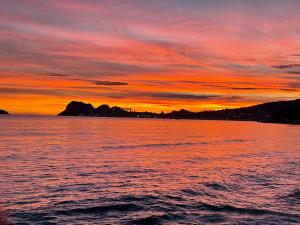 La petite maison près de la mer, avec jardin , parking et clim