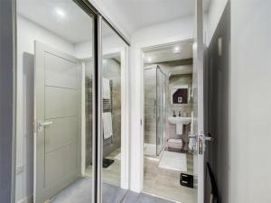 4 Bed house Pet Friendly Free Parking