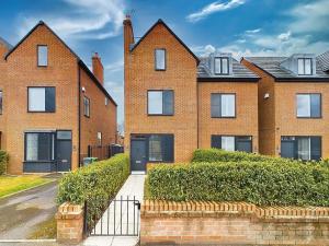 4 Bed house Pet Friendly Free Parking