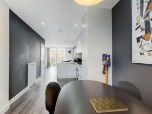 4 Bed house Pet Friendly Free Parking