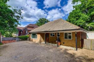 Comfy Bungalow Virginia Water - Near Golf Club