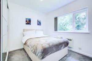 Comfy Bungalow Virginia Water - Near Golf Club