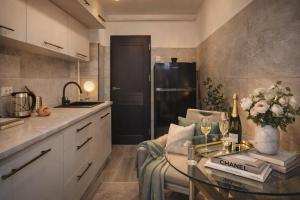 The Blue Haven - Chic 1-Bedroom Apartment with Balcony
