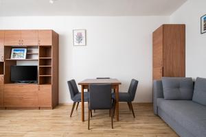 Las Bielański Homely Apartment by BookingHost