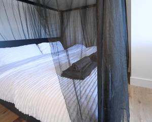 Luxury Luton airport 10 Mins retreat 4 Poster Kingsize bed ,Massage Chair ,Jacuzzi Bath,Large Balcony,24 Hour Check In ,Luton Station walking distance CONTRACTORS WELCOME,COUPLES,PROFESSIONALS