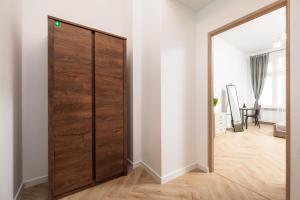 Kołłątaja - 2 Bedroom Old Town Apartment - by Upstairs