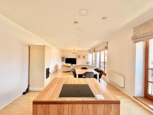 Luxury Apt by Meridianas managed by RentiFor