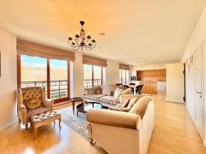 Luxury Apt by Meridianas managed by RentiFor