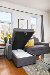 Dreamy Bright 3BR Plateau Loft with AC