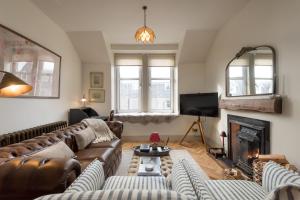The Wee Alba - Luxury Central Pitlochry 2-Bed Flat with Cosy Fire