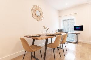 Brooklyn 2BR Unit with 2 Baths, Workspace & Laundry