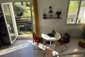 Apartment with terrace and vineyard views