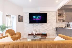 Brooklyn 2BR Unit with 2 Baths, Workspace & Laundry