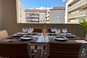 Modern 3-Bedroom Apartment for 7 with Terrace & Parking Beach 10min