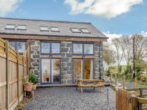 Dutch Barn Two - Uk12873