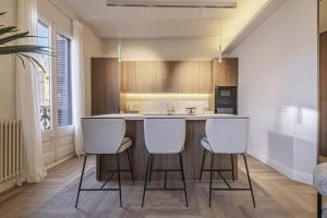 Luxurious 3-Bedroom Apartment in Barcelona with Central Amenities