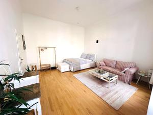 Modern 2-Bedroom Apartment with Living Room, 15 Minutes to Vienna City Center by Metro