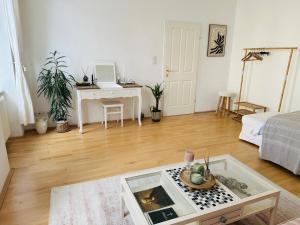 Modern 2-Bedroom Apartment with Living Room, 15 Minutes to Vienna City Center by Metro