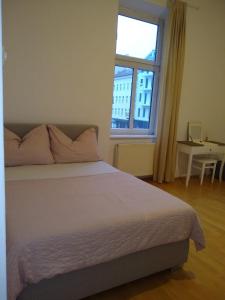 Modern 2-Bedroom Apartment with Living Room, 15 Minutes to Vienna City Center by Metro