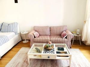 Modern 2-Bedroom Apartment with Living Room, 15 Minutes to Vienna City Center by Metro
