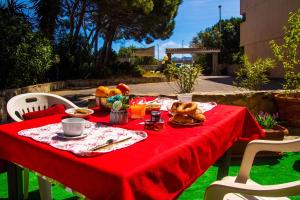 Holiday Home Bouganville with Private Parking Free Wi Fi & Air Conditioning