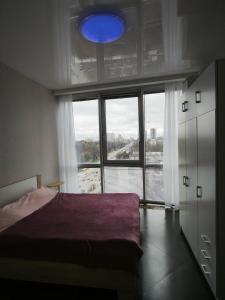 Smart Plaza Modern Urban Apartment - Світла квартира з вражаючим видом біля метро