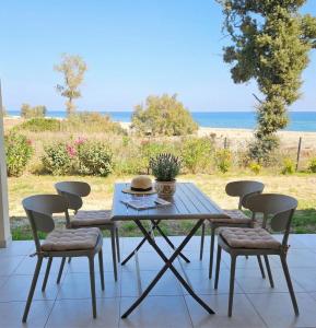 Exceptionnel - T2 neuf pieds dans leau avec piscine chauffée