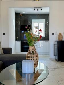 Sunny-Terrace Apartment in Los Altos