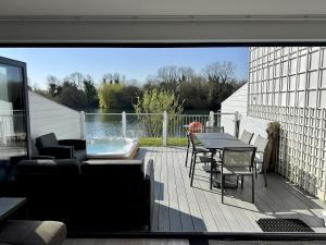 Modern Cotswold Lake House w Hot Tub Views