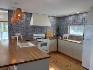 Chic refuge sur le bord de leau et des sentiers motoneiges!