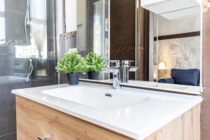 Torre Velasca - Duomo 5 min walk - 2 Bedrooms with 2 Bathrooms