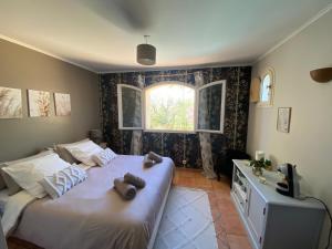 Chambre privée dans maison néo-provençale